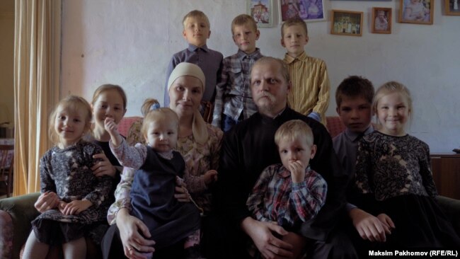 Семья священника местной церкви отца Валентина