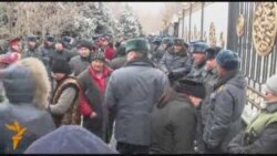 Базарчылар Ак үйдүн алдына митингге чыкты