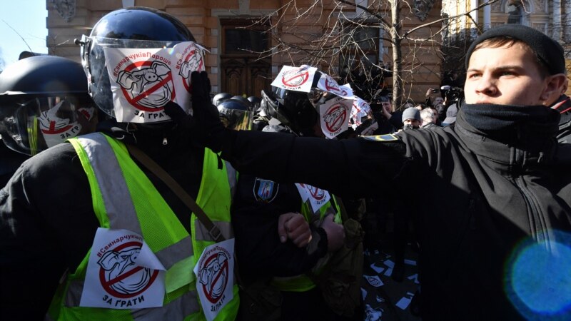 პოლიციასა და ულტრა მემარჯვენე დემონსტრანტებს შორის შეტაკება მოხდა კიევში