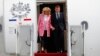 Эммануэль Макрон с женой Брижит выходят из самолёта, прибывшего в Вашингтон. 23 апреля 2018