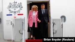 Эммануэль Макрон с женой Брижит выходят из самолёта, прибывшего в Вашингтон. 23 апреля 2018