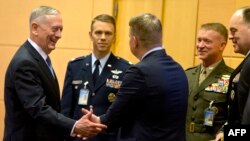 ABŞ-nyň goranmak sekretary James Mattis (ç) we NATO-nyň goranmak ministrleriniň duşuşygyna gatnaşýan resmi toparyň agzalary, Brussel, 15-nji fewral, 2017.  