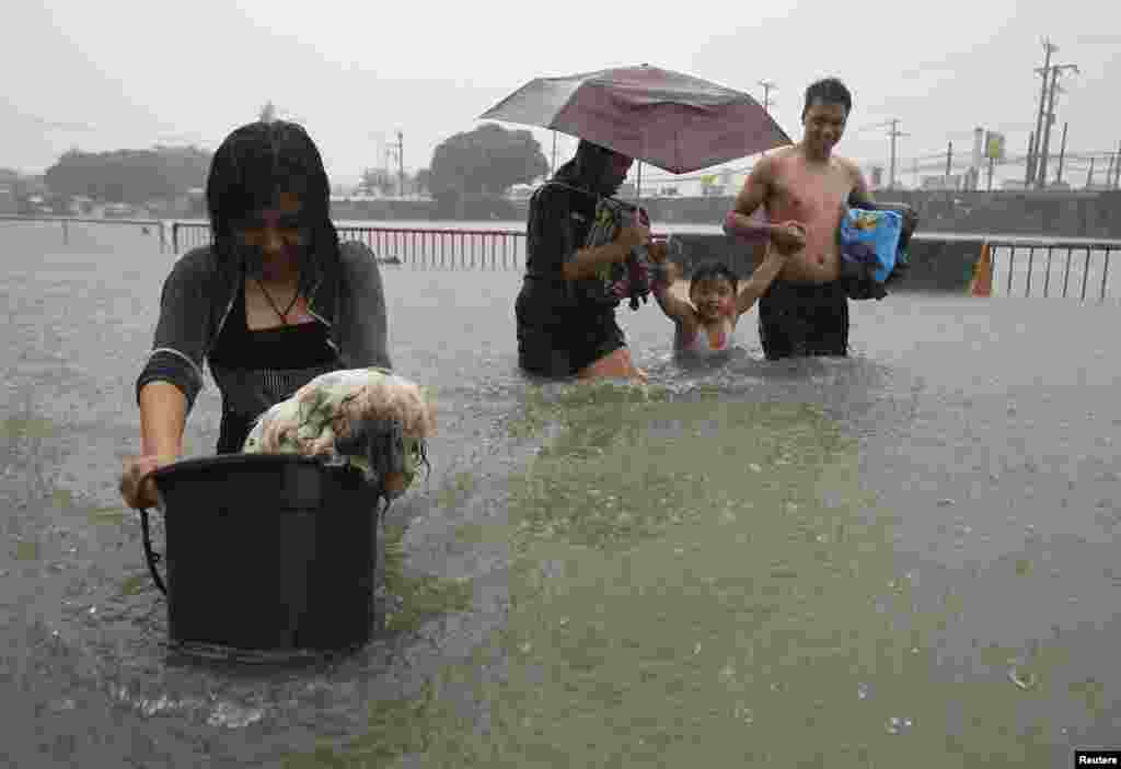 Ploi musonice şi inundaţii în Paranaque, Filipine