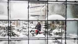 Иллюстративное фото. Снег и мороз в Киеве в январе 2026 года. Расчистка сугробов, несмотря на непрекращающиеся российские обстрелы. 