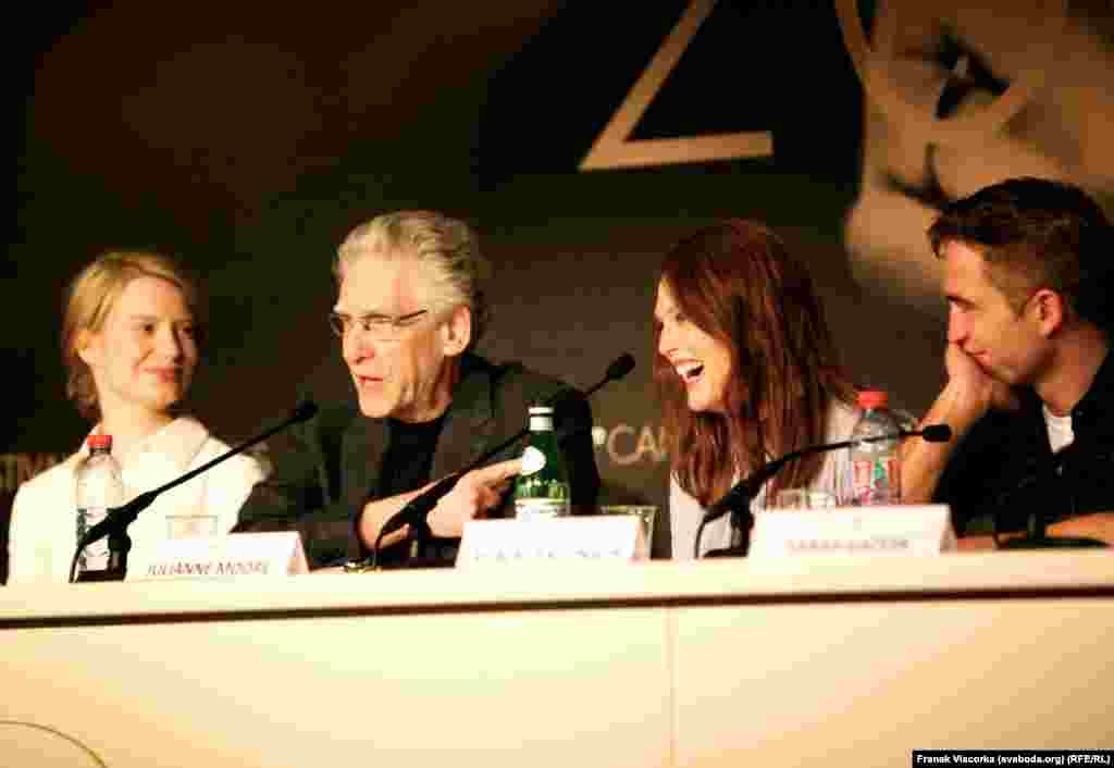 Regizorul David Cronenberg (al doilea din stînga) vorbește despre filmul lui &quot;Maps To The Stars&quot;, alătrui de el cu actorii Mia Wasikowska, Julianne Moore, and Robert Pattinson.