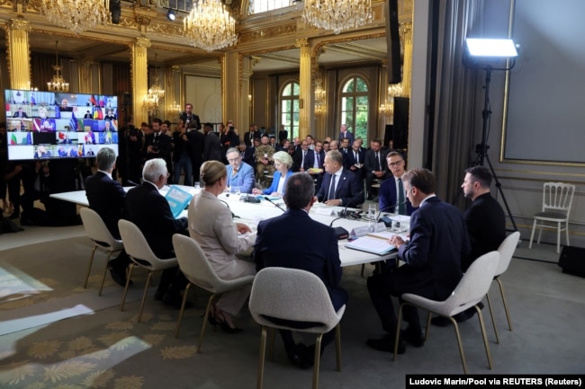 Президент Франції Еммануель Макрон та президент України Володимир Зеленський головують на саміті Коаліції охочих у Єлисейському президентському палаці в Парижі, Франція, 4 вересня 2025 року