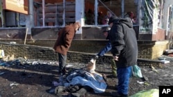 Люди намагаються упізнати жертву удару в окупованому Донецьку, 21 січня 2024 року