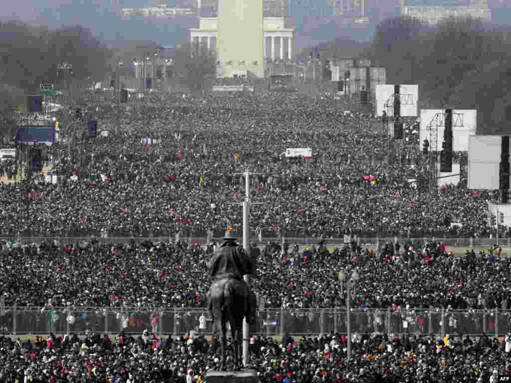 Rreth dy milionë njerëz marrin pjesë në inaugurimin e presidentit... - OBAMA20 UNITED STATES, Washington : WASHINGTON - JANUARY 20: Crowds fill the National Mall ahead of the inauguration of Barack Obama as the 44th President of the United States of America January 20, 2009 in Washington, DC. Obama becomes the first African-American to be elected to the office of President in the history of the United States. Alex Wong/Getty Images/AFP 