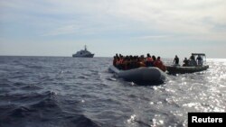 Архива: бегалци и мигранти во чамец. 