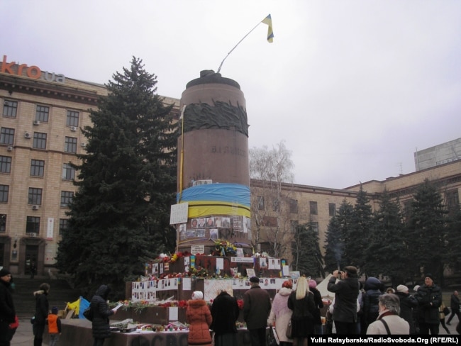 Дніпро, постамент вже без пам’ятника Леніну, весна 2014 року
