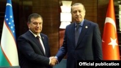 Президенты Узбекистана и Турции Шавкат Мирзияев (слева) и Реджеп Тайип Эрдоган. Пекин, май 2017 года.
