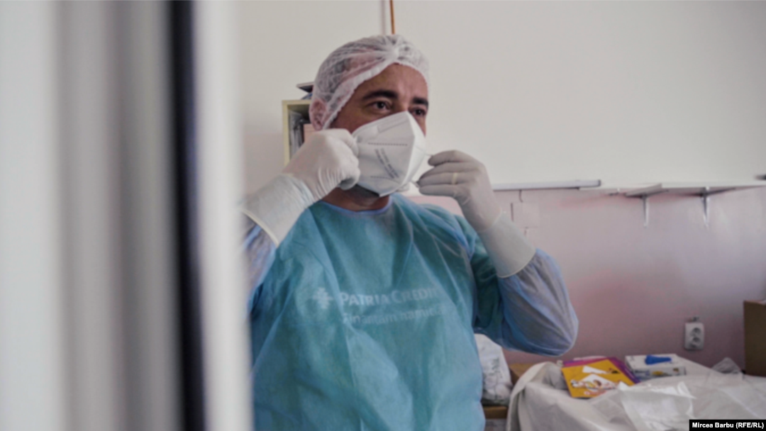 Valul patru de Covid-19, marcat de prezența variantei Delta, mult mai contagioasă, pune presiune pe sistemul medical, în special în privința locurilor disponibile la terapie intensivă.