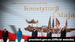 Окрім українського президента, в урочистостях брали участь президенти Естонії, Литви та Латвії. Вони підписали спільну декларацію