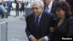 U.S. -- Former IMF chief Dominique Strauss-Kahn and his wife Anne Sinclair arrive for a hearing at the New York State Criminal Courthouse in New York, 06Jun2011