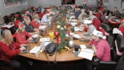 Волонтеры NORAD, работающие в центре слежения за Санта-Клаусом. 2012 год.