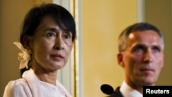 Myanmar pro-democracy leader Aung San Suu Kyi (left) attends a news conference with Norway's Prime Minister Jens Stoltenberg in central Oslo on June 15.