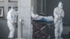 Мэдыцынскія работнікі дастаўляюць пацыента ў лякарню, дзе атрымліваюць дапамогу пацыенты, інфікаваныя новым вірусам. Ухань, 18 студзеня 2020 году