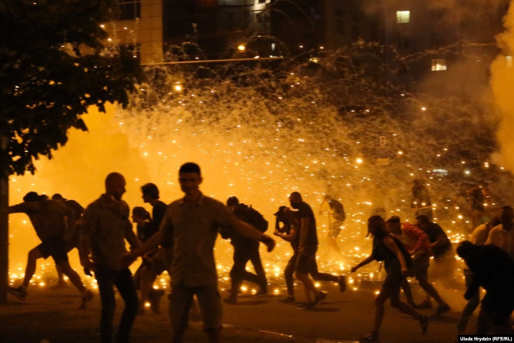 Violence rages during the night of August 9 in Minsk.