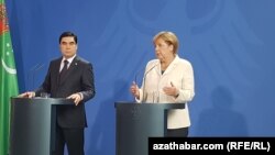 Türkmenistanyň prezidenti Gurbanguly Berdimuhamedow (ç) we Germaniýanyň kansleri Angela Merkel (s), Berlin, 29-njy awgust, 2016. 