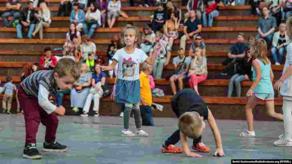Діти танцюють під час святкового концерту &laquo;Мова об&rsquo;єднує&raquo; в Києві 