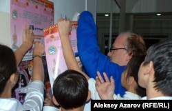 Актер Тарно Мэннар раздает автографы. Алматы, 6 ноября 2012 года.