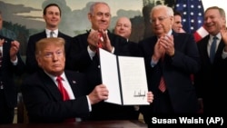 آمریکا نخستین کشوری است که با امضای دونالد ترامپ، حاکمیت اسرائیل بر جولان را می‌پذیرد.