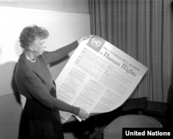 Елеонора Рузвельт, американська суспільна діячка, перша леді США, дружина президента Франкліна Делано Рузвельта, тримає текст Загальної декларації прав людини іспанською мовою