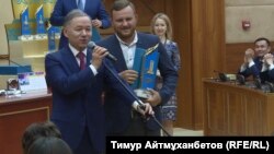 Мәжіліс төрағасы Нұрлан Нығматулин (сол жақта) журналистерді марапаттап тұр. Астана, 26 маусым 2018 жыл.