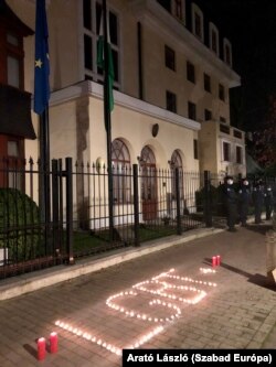 Tavaly novemberben a brüsszeli magyar nagykövetség előtt tüntettek az azonos neműek jogait korlátozó magyar intézkedések ellen