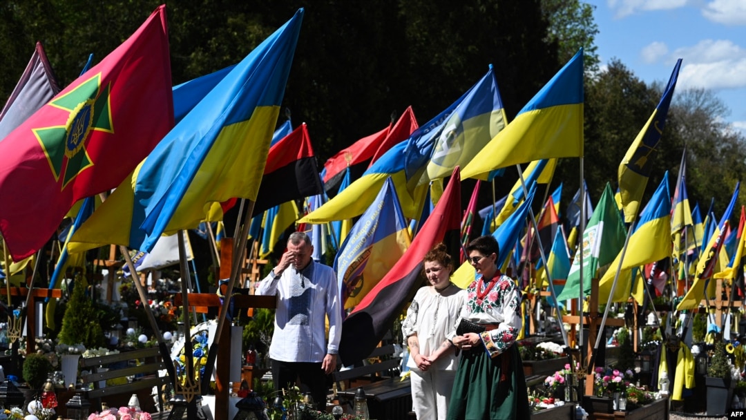 Согушта каза болгон жакындарын эскерип жаткан украиналыктар. 20-апрель, 2025-жыл