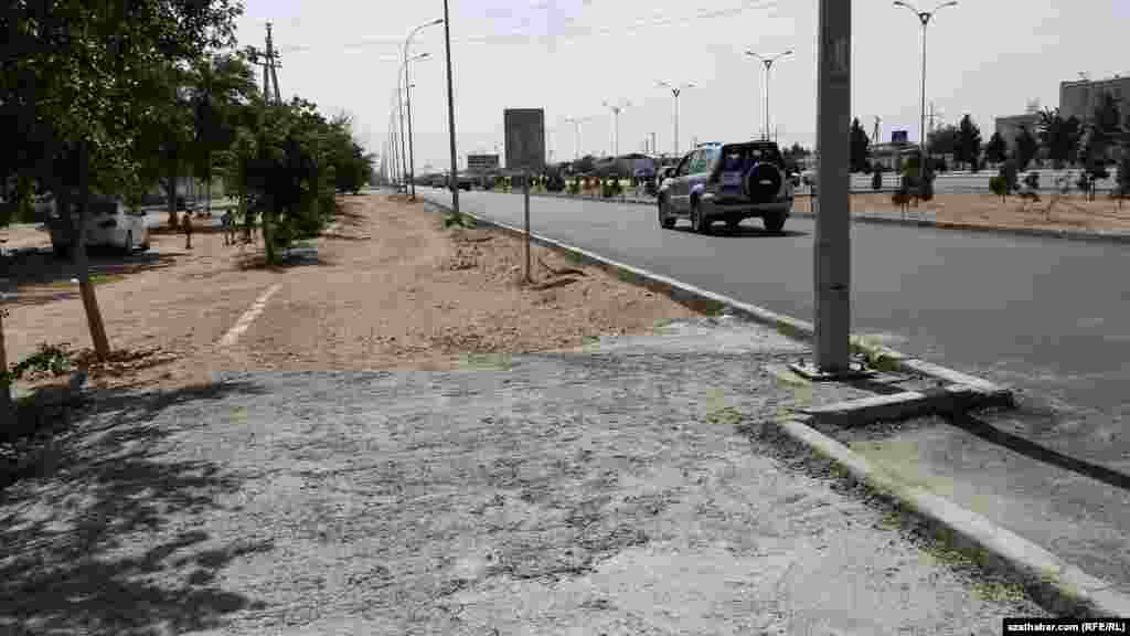 Kähalatda ýol bejerilip, ýanýollar uzak wagt ünsden düşürilýär. Balkanabat. 10-njy maý, 2015.