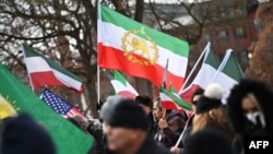 Aktivisti učestvuju na skupu podrške demonstrantima u Iranu na Lafayette Squareu, preko puta Bijele kuće u Washingtonu, 3. januara.