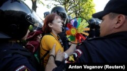 Задержание участницы акции против гомофобии в Санкт-Петербурге. Архивное фото.