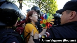 Полицейские задерживают участников митинга в международный день борьбы с гомофобией. Санкт-Петербург, 2019 год