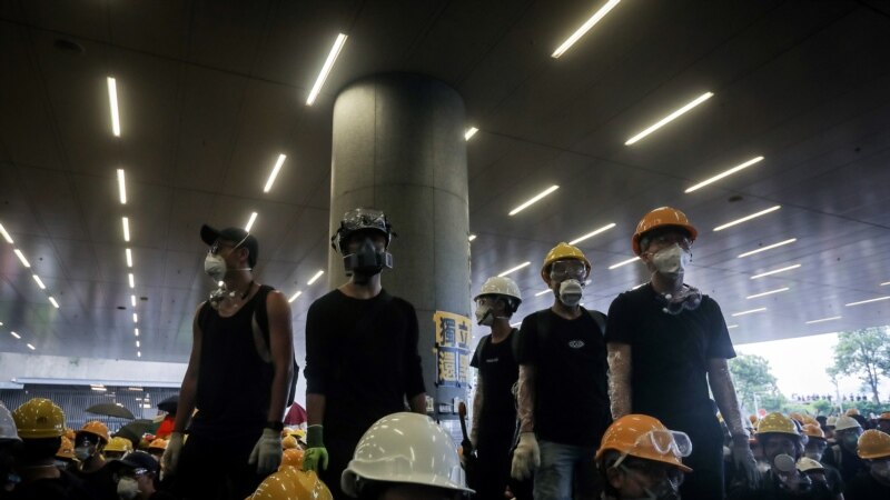 Гонконгдо демонстранттар парламенттин имаратына кирип барышты