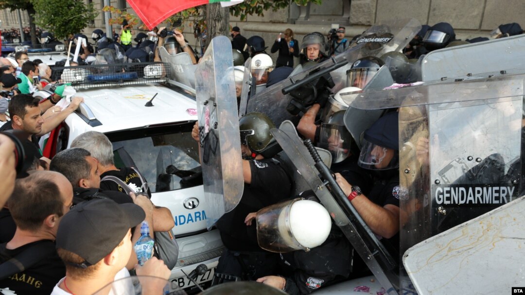 Ciocniri între protestatari și polițiști în Sofia