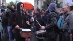 Бубнач на чале пратэстаў у Бялградзе