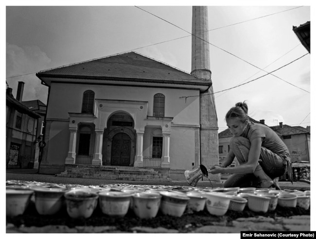 Nomadski spomenik 'Što te nema?' 11. juli 2008., Tuzla