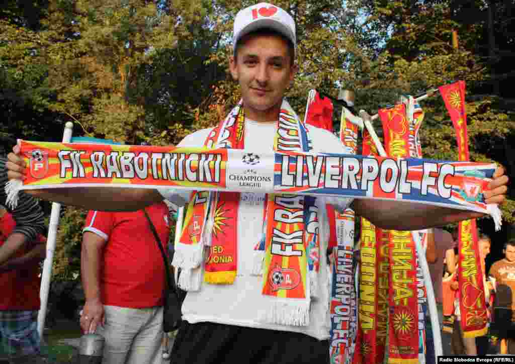 Продавач на навивачки реквизити со шал на кој ги пишува имињата на фудбалските клубови Работнички и Ливерпул