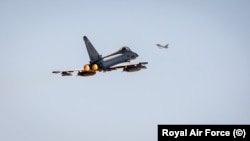 Un aparat Royal Air Force Typhoons de la o bază românească interceptînd un aparat rusesc deasupra Mării Negre, 17 august 2021.