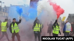 Эпизод одной из демонстраций «желтых жилетов» в Париже в конце 2018 года.