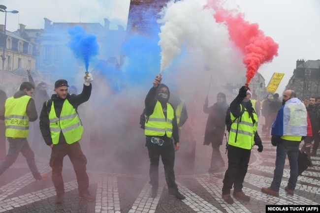 Движение "желтых жилетов" организовало во Франции волну массовых социальных протестов