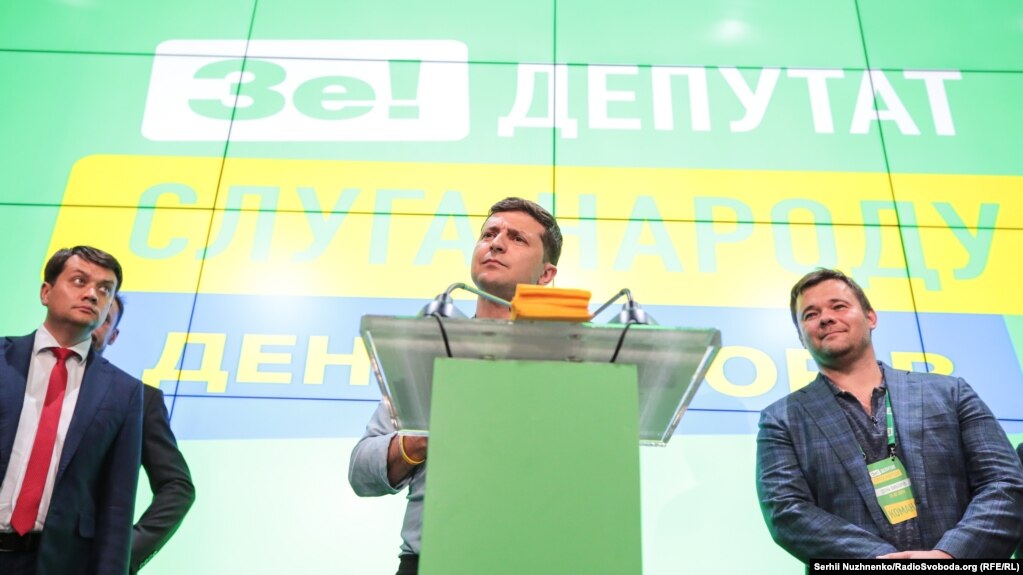 ÐÑÐµÐ·Ð¸Ð´ÐµÐ½Ñ ÐÐ»Ð°Ð´Ð¸Ð¼Ð¸Ñ ÐÐµÐ»ÐµÐ½ÑÐºÐ¸Ð¹ (Ð² ÑÐµÐ½ÑÑÐµ) Ð² ÑÑÐ°Ð±Ðµ Ð¿Ð°ÑÑÐ¸Ð¸ Â«Ð¡Ð»ÑÐ³Ð° Ð½Ð°ÑÐ¾Ð´Ð°Â». ÐÐ¸ÐµÐ², 21 Ð¸ÑÐ»Ñ 2019 Ð³Ð¾Ð´Ð°