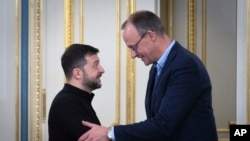 Presidenti i Ukrainës, Volodymyr Zelensky (majtas), dhe kryetari i Partisë Kristiandemokrate të Gjermanisë (CDU), Friedrich Merz, shtrëngojnë duart gjatë takimit të tyre në Kiev, më 9 dhjetor.