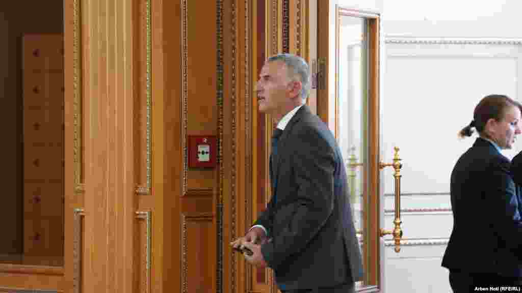 Deputeti i LVV-së, Hysen Durmishi, në hollin e Kuvendit të Kosovës mëngjesin e 28 prillit. 