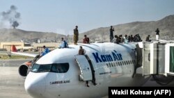 Imagini de pe aeroportul internațional de la Kabul, unde mulți afgani speră să „prindă” un avion spre exterior, după ce milițiile Taliban au preluat puterea in țară, Kabul, Afganistan, 16 august 2021.