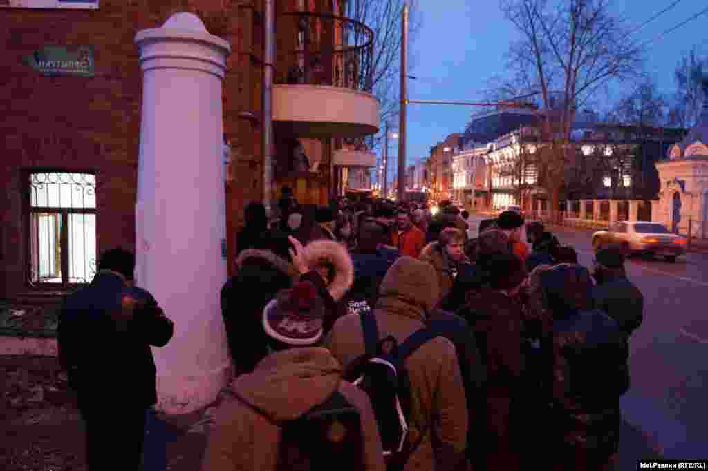 У штаба стояли волонтеры, которых в Казани, по оценке Навального около 400