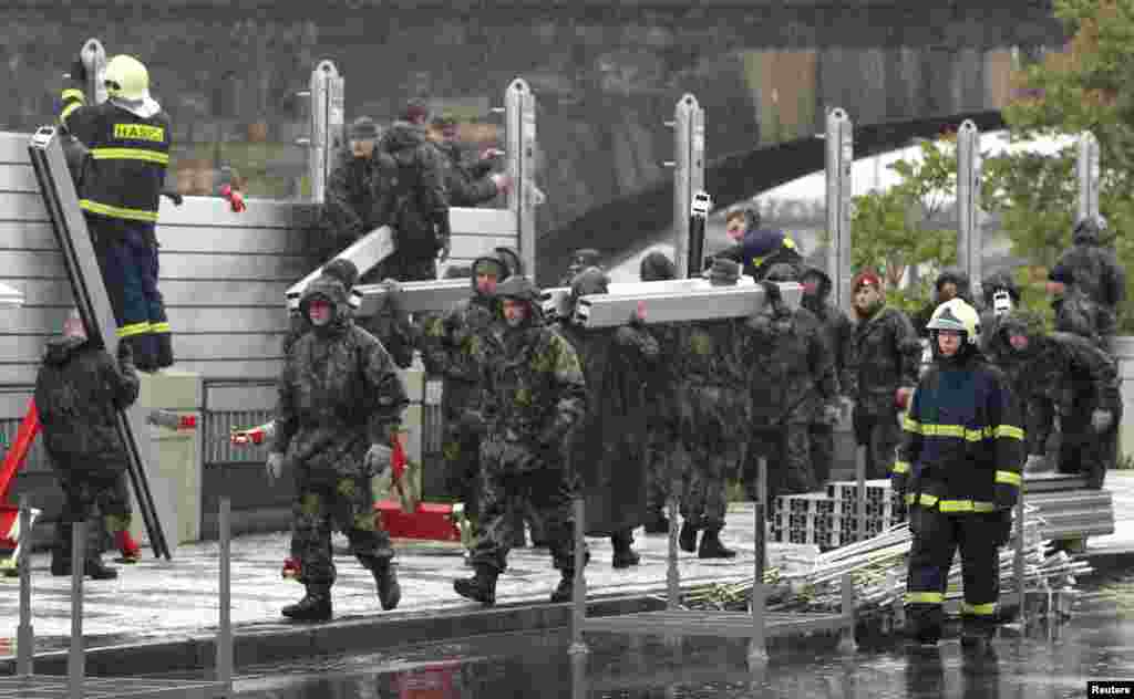 Солдати будують металеві бар&#39;єри, щоб захистити будівлі від повені, 3 травня 2013 року