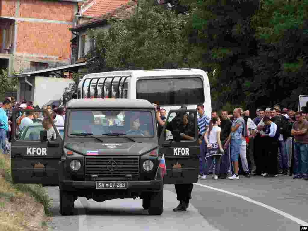 Srbi sa Kosova postavili barikade na cesti Leposavić-Mitrovica, 26.07.2011. Foto: AFP / Saša Đorđević 