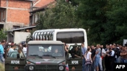 Srbi na severu Kosova postavljaju barikade na putu Leposavić - Mitrovica, u blizini Leposavića, 26. jul 2011.